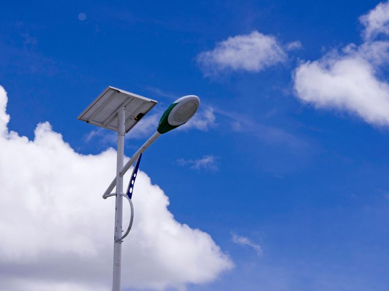 Descubra como a iluminação solar pode aumentar a segurança em áreas residenciais e públicas, e a eficácia da locação de torres solares.